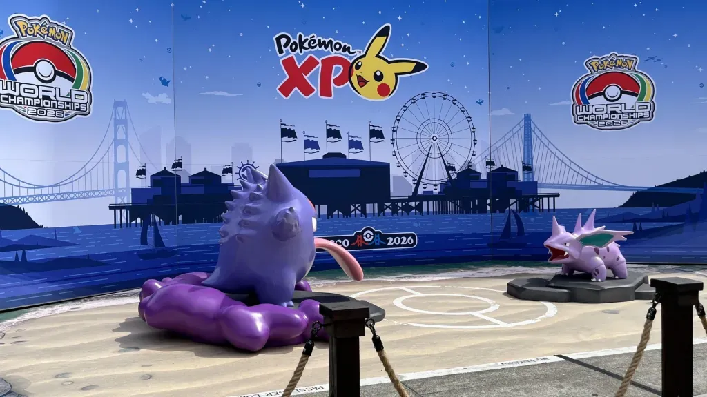 Estátua de batalha entre Nidorino e Gengar