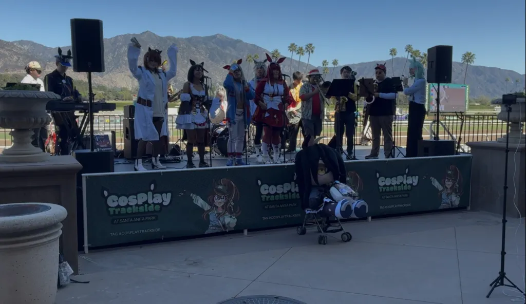 Grupo de cosplayers de Umamusume na pista