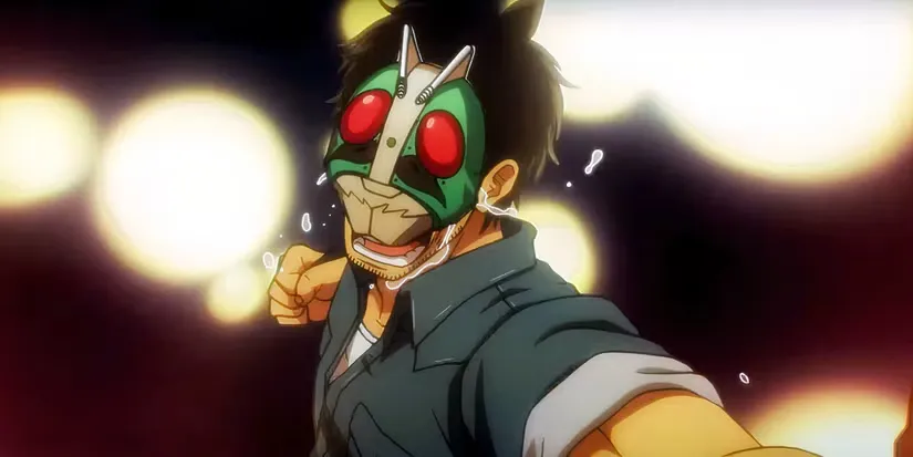 Tojima com uma máscara de Kamen Rider, chorando e socando
